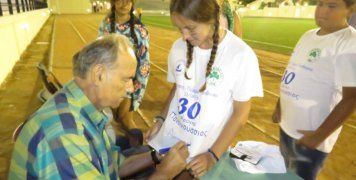 Ο Αντώνης Αντωνιάδης υπογράφει στη συλλεκτική φανέλα που έβγαλε ο Πανοινούσσιος για το φιλικό παιχνίδι, σε μια μικρή του θαυμάστρια!