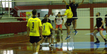 Φωτογραφικό στιγμιότυπο από το φιλικό που έγινε την Πέμπτη στο Κλειστό της Νεάπολης στη Μυτιλήνη, όπου ο Α.Ο. Μυτιλήνης νίκησε τον Φ.Ο. Καμποχώρων. Φωτό: www.scorelesvos.gr