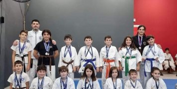 29 Μετάλλια ο ΑΟΠ Καράτε Χίου στο Πανελλήνιο Κύπελλο εγχρώμων & μαύρων ζωνών 29 Μετάλλια ο ΑΟΠ Καράτε Χίου στο Πανελλήνιο Κύπελλο εγχρώμων & μαύρων ζωνών