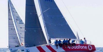 Το σκάφος Code Zero Vodafone σε ένα εντυπωσιακό στιγμιότυπο στα μερά του Αιγαίου, διεκδικώντας τη διάκριση στο Πανελλήνιο Πρωτάθλημα.