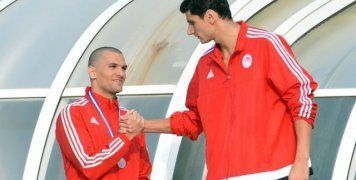 Ο Στέφανος Δημητριάδης στο ψηλότερο σκαλοπάτι του βάθρου, την περασμένη Παρασκευή, στην απονομή των 200 μέτρων πεταλούδα, δέχεται τα συγχαρητήρια από τον συναθλητή του στον Ολυμπιακό, Κώστα Μαρκόζη, που πήρε τη 2η θέση.   