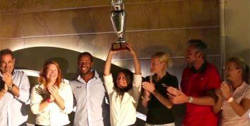 Τα μέλη του πληρώματος του σκάφους ELLINIX - MUSTO πανηγυρίζουν με το Κύπελλο του νικητή για την κυριαρχία τους στο Πανελλήνιο Πρωτάθλημα Ανοιχτής Θαλάσσης