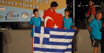 Στο 2ο σκαλοπάτι του βάθρου, κρατώντας την ελληνική σημαία ο Φάνης Ζήσης, στην απονομή της γενικής κατάταξης, με τον τούρκο αθλητή, που κι αυτός κρατάει τη σημαία της χώρας του, που ήταν στην 1η θέση και τον Γιώργο Παπαδάκο που τερμάτισε 3ος. Ο Ζήσης αλλά και ο Παπαδάκος ήταν μέλη της Β’ Εθνικής Ελλάδος που συμμετείχε στη διοργάνωση, πραγματοποιώντας εντυπωσιακή εμφάνιση!