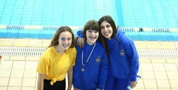 Η Μαρία Γιασεμή, η Φωτεινή Παππά (πήρε 3 χρυσά σε ισάριθμα αγωνίσματα) και η Δώρα Γεωργούλη χαμογελούν στον φωτογραφικό φακό, φανερά ικανοποιημένες από τις επιδόσεις τους στην Πτολεμαΐδα.