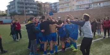 Οι παίκτες του Γυμνασίου Καλλιμασιάς πανηγυρίζουν για την κατάκτηση του τίτλου στο Σχολικό Πρωτάθλημα Ποδοσφαίρου Γυμνασίων.