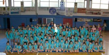 Οι 102 αθλήτριες του Βούρειου μετά το τέλος της γιορτής φωτογραφίζονται με τις προπονήτριές τους και τον πρόεδρο του ΒΑΟΛ, Μάρκο Ψώρρα. Φωτό: «ΚΑΚΙΤΣΗ» Αγελάστου 6