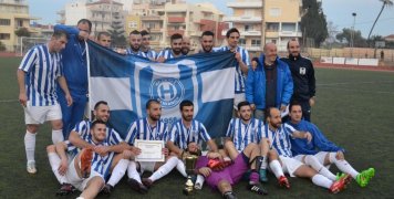 Οι παίκτες του Ηρακλή Θυμιανών πανηγυρίζουν την κατάκτηση του Κυπέλλου Χίου τον περασμένο Φεβρουάριο στο Δημοτικό Στάδιο Χίου. Η ομάδα του Σταμάτη Ξύδα θεωρείται από τα φαβορί για τη διεκδίκηση του τίτλου, έχοντας ένα σύνολο, σχεδόν ίδιο με πέρσι, με την ομοιογένεια να είναι από τα δυνατά στοιχεία του συγκροτήματος των Θυμιανών.