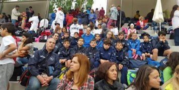 Τα παιδιά του Ν.Ο. Χίου στην εξέδρα του Ιλίσιου Κολυμβητηρίου όπου φιλοξενήθηκαν οι αγώνες που διοργάνωσε ο Ποσειδών Ιλισίων, με συμμετοχή 1.200 αθλητών και αθλητριών από όλη την Ελλάδα. Μετάλλια και διακρίσεις για τους κολυμβητές του Ν.Ο. Χίου στο Ιλίσιο