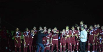 Ο Αλέξης Κούγιας, μεγαλομέτοχος της Λάρισας, στη φιέστα για την άνοδο που έγινε μετά το παιχνίδι με τα Χανιά, πανηγυρίζει με τους ποδοσφαιριστές της ομάδας πριν την απονομή του Κυπέλλου. Ήταν ο άνθρωπος που εντόπισε τον Δημήτρη Καππό όταν αγωνιζόταν στη Γ’ Εθνική Κατηγορία, στον Οπούντιο Μαρτίνου και κίνησε τις διαδικασίες για να μεταγραφεί στον «Κάμπο» το περασμένο καλοκαίρι. Είχε εκφραστεί με τα καλύτερα λόγια για τον νεαρό χιώτη επιθετικό, τον περασμένο Ιανουάριο, όταν υπήρξαν επικριτικά δημοσιεύματα για την επιθετική γραμμή της ομάδας του.