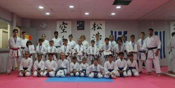 Τα παιδιά του Α.Ο. Παραδοσιακού Καράτε Χίου επέστρεψαν στο νησί μας από την Αθήνα με 24 συνολικά μετάλλια.