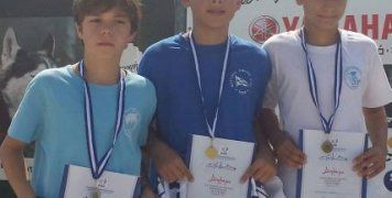 Ο Σταμάτης Λαγκώνας στο φωτογραφικό στιγμιότυπο από την απονομή των μεταλλίων στα 200 πρόσθιο όπου κάνοντας μια εκπληκτική κούρσα, άφησε στη 2η θέση τον Τοπχανάλη (Κ.Ο. Δράμας) και στην 3η θέση τον Κοζαδινό (ΝΓΣ Άρτεμις 78) με τους οποίους διακρίνεται μαζί στην απονομή.