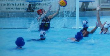 Η τερματοφύλακας της ομάδας Κορασίδων του ΝΟΧ, Εμμανουέλλα Μαρουλά, σε μία εντυπωσιακή της απόκρουση, από τον μικρό τελικό με τη Βουλιαγμένη.