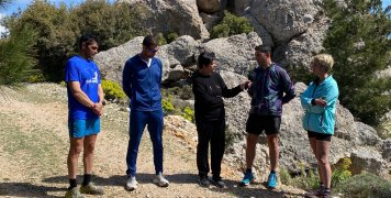 Κάτω από τη Λιονταρόπετρα -όπως τη λένε οι ντόπιοι- αθλητές μέλη του Συλλόγου μιλούν για το ορεινό τρέξιμο