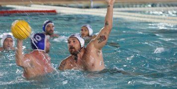 Ο Στέλιος Μιμίδης σε φάση άμυνας μπροστά από τον Γιώργο Κατσουλάκη