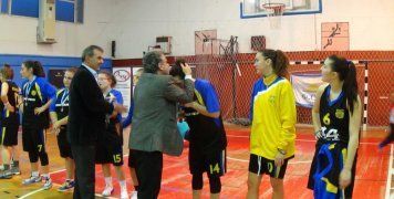 Απονομή στις παίκτριες του ΦΟΒ Απονομή στις παίκτριες του ΦΟΒ