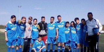 Τη χαρά να φωτογραφηθούν με έναν ποδοσφαιριστή που έχει συμμετοχές στη Σούπερ Λίγκα, είχαν οι παίκτες της ομάδας Νέων της Αναγέννησης/Ομήρου τη Μεγάλη Πέμπτη στο γήπεδο της Καλλιμασιάς. Εκεί βρέθηκε ο Γιάννης Μπαστιάνος (βασικό στέλεχος της Κ20 του Αστέρα Τρίπολης αλλά παίκτης της Εθνικής Νέων) και έβγαλε μια αναμνηστική φωτογραφία με τα παιδιά και τον προπονητή τους, Φάνη Μπουζάνη. Φωτό: www.omiroskallimasias.blogspot.gr