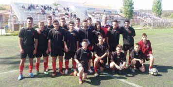 Ο Γιάννης Μπαστιάνος, που ήρθε στο νησί μας για ολιγοήμερες διακοπές λόγω των εορτών του Πάσχα, στο φωτογραφικό στιγμιότυπο με τους παίκτες της ΠΑΧ και τον προπονητή τους Κλήτο Κανετίδη, στη νικηφόρα αναμέτρηση με την Αναγένηση/Όμηρο, όπου κλείδωσαν τον τίτλο στους νέους. Ο άσος της Κ20 του Αστέρα Τρίπολης ξεκίνησε την καριέρα του από την Ποδοσφαιρική Ακαδημία Χίου. Φωτό: σελίδα facebook Π.Α.Χ. Ποδοσφαιρική Ακαδημία Χίου