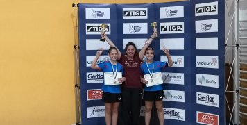 Η Άντζελα Νούρε αριστερά με την Βασιλική Μπουλά δεξιά και στο μέσον η προπονήτριά τους Ρούλα Λαμπρινίδη