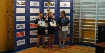 Η Άντζελα Νούρε αριστερά με την Βασιλική Μπουλά δεξιά και στο μέσον η προπονήτριά τους Ρούλα Λαμπρινίδη