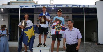 Οι τρεις πρώτοι νικητές στα αγόρια, από αριστερά: Οδυσσέας Σπανάκης (Ι.Ο. Πειριαώς, 2η θέση), Χρήστος Μουζάκης (Ν.Ο. Τζιτζιφιών-Καλλιθέας, 1η θέση), Νίκος Καραγιαννίδης (Ν.Ο. Ελλάδος, 3η θέση) στην απονομή των επάθλων που έκανε ο Αντιπεριφερειάρχης Χίου Σταμάτης Κάρμαντζης. Φωτό: www.noxiou.gr/Κώστας Αναγνώστου