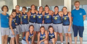 Η ομάδα κορασίδων του Ν.Ο. Χίου/Astra Airlines που πήρε την 4η θέση στην Ελλάδα, μαζί με την Ν.Ε. Πατρών και το Ν.Ο. Ρεθύμνου ήταν οι μόνες ομάδες από την Περιφέρεια (μαζί και η Θεσσαλονίκη) που μπήκαν σφήνα στις αθηναϊκές ομάδες στα ηλικιακά πρωταθλήματα. Στο φωτογραφικό στιγμιότυπο η χιώτικη ομάδα με τον προπονητή της Γιώργο Κανδιόγλου και την έφορο Αναστασία Βακιρτζή. Φωτό: www.noxiou.gr