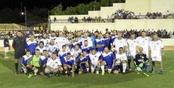 Οι ποδοσφαιριστές των παλαιμάχων του Παναθηναϊκού και του Πανοινούσσιου πριν την έναρξη του φιλικού αγώνα.