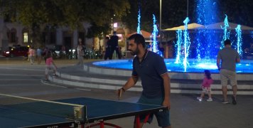 Ο Αντιδήμαρχος Γιώργος Χριστάκης παίζοντας πινγκ πονγκ στην Πλατεία Ο Αντιδήμαρχος Γιώργος Χριστάκης παίζοντας πινγκ πονγκ στην Πλατεία