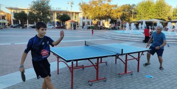 Και ενήλικες δοκίμασαν τις ικανότητές τους στο πινγκ πονγκ στην Πλατεία Και ενήλικες δοκίμασαν τις ικανότητές τους στο πινγκ πονγκ στην Πλατεία