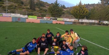 Οι μικροί ποδοσφαιριστές του Ατρομήτου με το Κύπελλο του πρωταθλήματος 2021-22