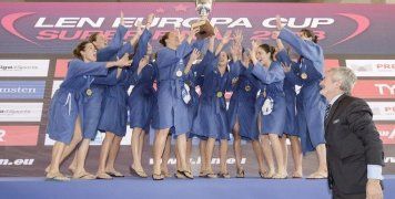 Η Εθνική Ομάδα πόλο Γυναικών, με τη χιώτισσα Αναστασία Καλαργυρού στη σύνθεσή της, πανηγυρίζει την πρώτη θέση στο Europa Cup