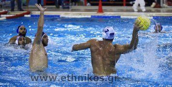 Ο Γιώργος Κανδιόγλου στο φωτογραφικό στιγμιότυπο προσπαθεί να κόψει την επίθεση του Παναγιώτη Παπαδόγκωνα στο παιχνίδι που έγινε στο Κολυμβητήριο του Πειραιά, όπου ο Εθνικός νίκησε με 8-5 το Ν.Ο. Χίου/Astra Airlines. Φωτό: www.ethnikos.org