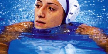 Η Βάσω Μαυρέλου με το σκουφάκι της Εθνικής Γυναικών στο πόλο