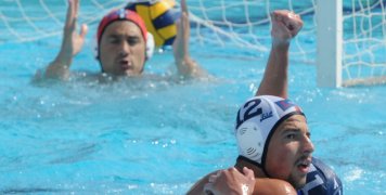 Φάση από το παιχνίδι του ΝΟΧ/Astra Airlines με τον Υδραϊκό, με τον Στάθη Πέττα του χιώτικου Ομίλου "αγκαλιά" με τον Χαραλαμπόπουλο