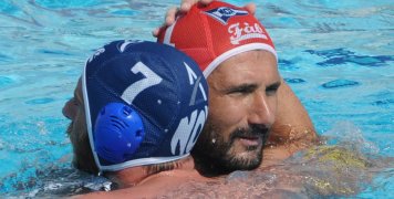 Ο αρχηγός του ΝΟΧ/Astra Airlines, Γιώργος Κανδιόγλου αγκαλιά με τον τερματοφύλακα και βασικό συντελεστή της φετινής πορείας του Ομίλου, Φίλιππο Καραμπέτσο