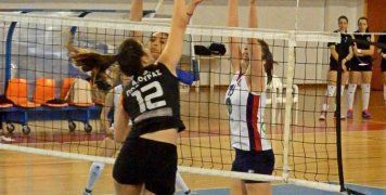 Η Δέσποινα Σιδεράτου σε μια προσπάθειά της από το νικηφόρο παιχνίδι με τον Ηρακλή Κηφισιάς στο ειδικό τουρνουά ανόδου για την Α2 Βόλεϊ Γυναικών, στη Λαμία, όπου με αυτή τη νίκη «κλείδωσε» και την επιστροφή στην μεγάλη κατηγορία. Φωτό: www.porfyrasvolley.blogspot.gr