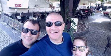 Ο ιταλός διαιτητής, από τους καλύτερους της Ευρώπης, Λουίτζι Λαμόνικα (στο μέσο) με την Βάσω Τσαρούχα και τον Ντέιβιντ Ρομάνο από το Ισραήλ, σε στιγμές χαλάρωσης στο Ράντομ της Πολωνίας, πριν από τον προημιτελικό αγώνα Ισπανίας – Μαυροβουνίου, που σφύριξαν την περασμένη Πέμπτη.