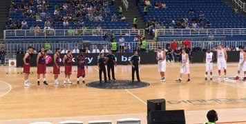 Από την παρουσίαση των δύο ομάδων, ΤΣΣΚΑ Μόσχας και Μπαρτσελόνα με το διαιτητικό τρίο, πριν το πρώτο τζάμπολ, το απόγευμα της περασμένης Παρασκευής.