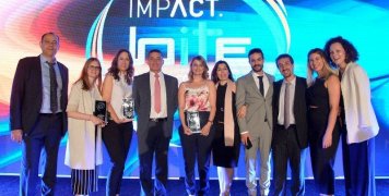 2.	Στιγμιότυπο από τη βράβευση των έργων, με στελέχη των ομάδων που εργάστηκαν γι’ αυτά επί σκηνής.