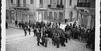 Παράδοση της Χίου στους Γερμανούς στην Προκυμαία Παράδοση της Χίου στους Γερμανούς στην Προκυμαία