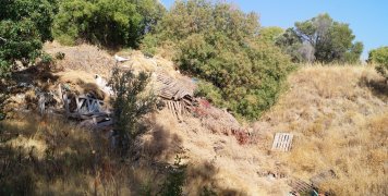 Μπάζα και σκουπίδια σε μικρό ρέμα σε περιοχή ανάμεσα σε Κρήνα και Βαβύλους Μπάζα και σκουπίδια σε μικρό ρέμα σε περιοχή ανάμεσα σε Κρήνα και Βαβύλους