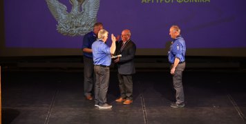 Απονομή Αργυρού Φοίνικα στον Βίκτωρα Μπουμπάρη