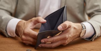 Σίγουρα κάθε φτώχια είναι οδυνηρή, αλλά η φτώχια του νεόπτωχου αξιοπρεπούς αστού είναι πιο σκληρή