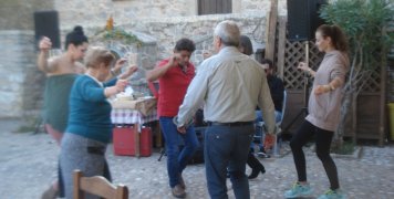 Μια νεαρή Τουρκάλα τους γοήτευσε όλους με τα λικνίσματα στο χορό της