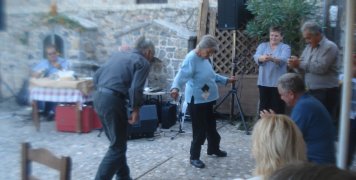 Το ζεϊμπέκικο της αειθαλούς και αεικίνητης Σμαράγδας