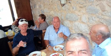 Οι Αναβατούσοι είναι άπαιχτοι με την αγάπη που περιβάλλουν όλους τους επισκέπτες τους