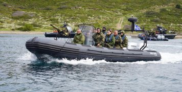 Πλωτά των ειδικών δυνάμεων που συνόδεψαν την αποστολή