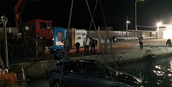 Ανάσυρση αυτοκινήτου από το λιμάνι της Χίου Ανάσυρση αυτοκινήτου από το λιμάνι της Χίου