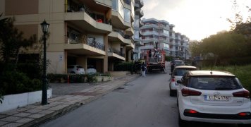 Απεγκλωβισμός δύο ατόμων με το καλαθοφόρο όχημα της Πυροσβεστικής Απεγκλωβισμός δύο ατόμων με το καλαθοφόρο όχημα της Πυροσβεστικής