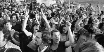 Τέτοιες μέρες το 1974 ο Γκιζίκης παρέδιδε την εξουσία στον Καραμανλή, για να ανοίξει ένας νέος πολιτικός κύκλος για τη χώρα. Τέτοιες μέρες το 1974 ο Γκιζίκης παρέδιδε την εξουσία στον Καραμανλή, για να ανοίξει ένας νέος πολιτικός κύκλος για τη χώρα.