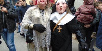 Παλαιοτερα, μεγάλοι στην ηλικία άνθρωποι δεν δίσταζαν να μεταμφιεστούν και να σκορπίσουν το γέλιο και το κέφι.